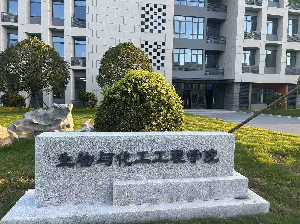 彭山区扬州职业大学体育场高杆灯项目